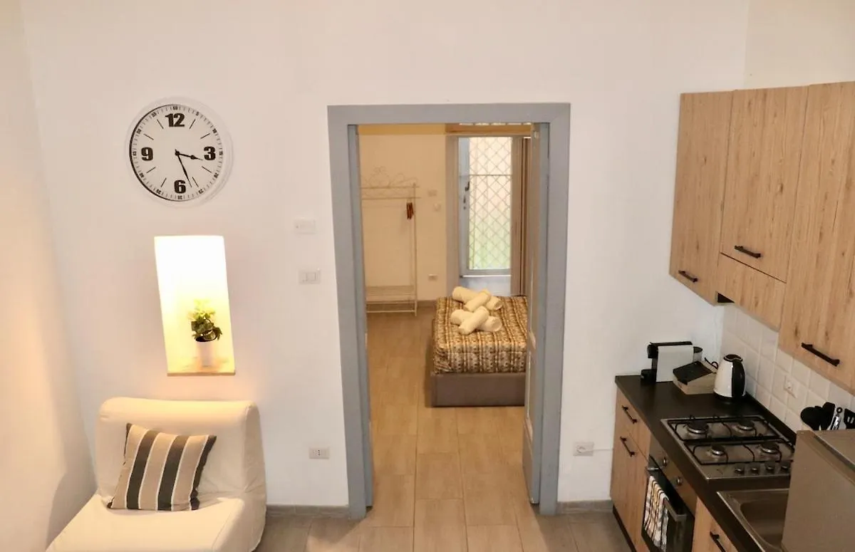 Cozy Holiday Home 200Mt From Metro C Italy