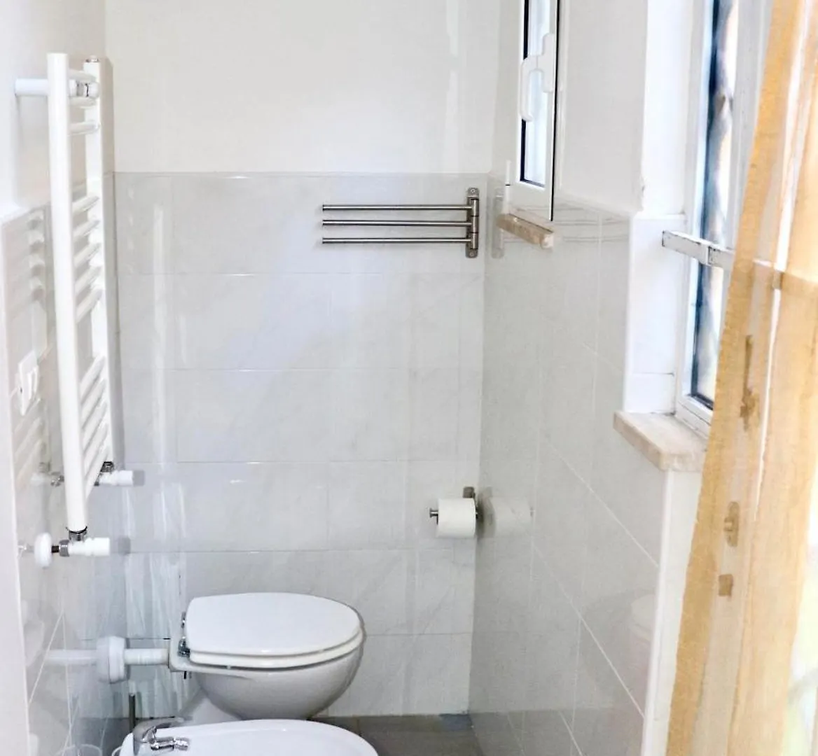 Cozy Holiday Home 200Mt From Metro C Italy